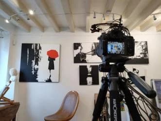 Tournage d’une interview d’artiste dans la galerie