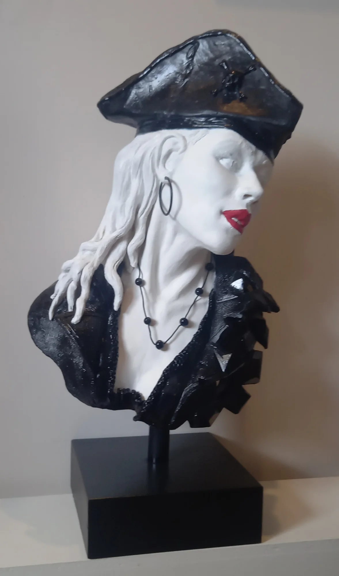 Looney, Résine, modelage, socle en bois, par Franck Doublier